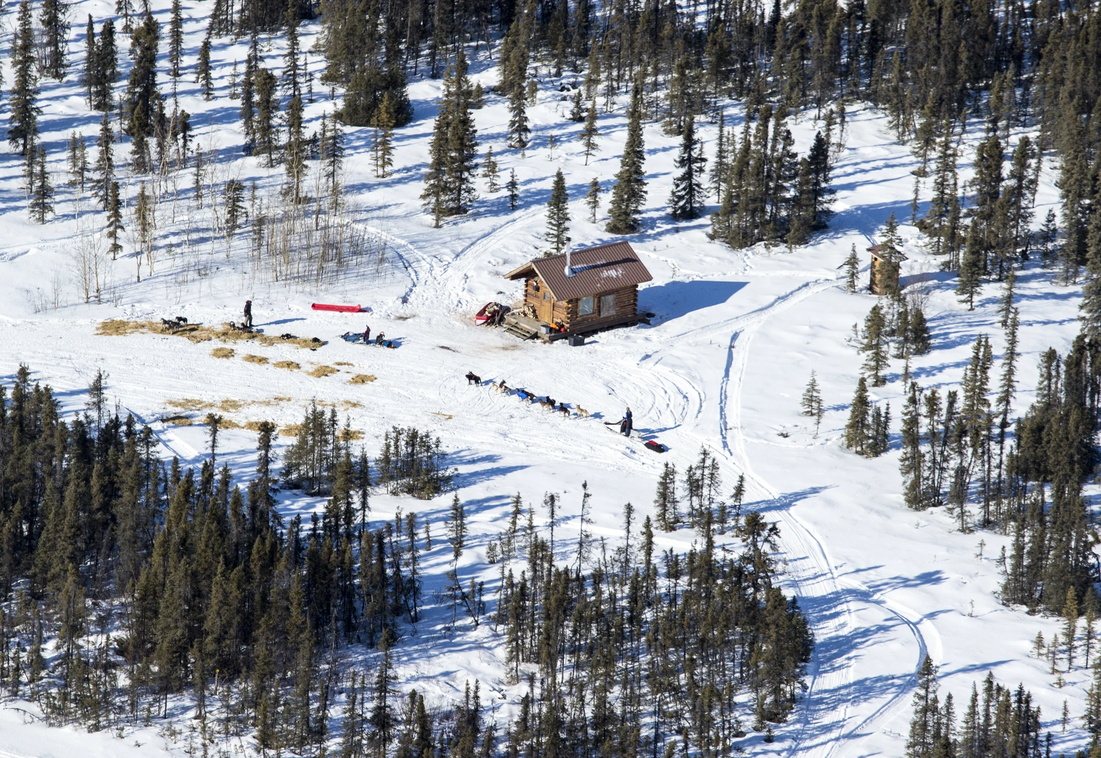 Aerial view of Old Woman Shelter Cabin and mushers on the Iditarod trail, photographed by Bob Wick, BLM